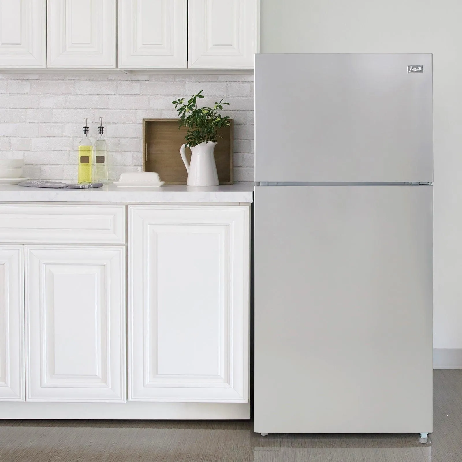 Avanti FF18D3S4 Avanti Frost-Free Apartment Size Refrigerator, 18.0 Cu. Ft.